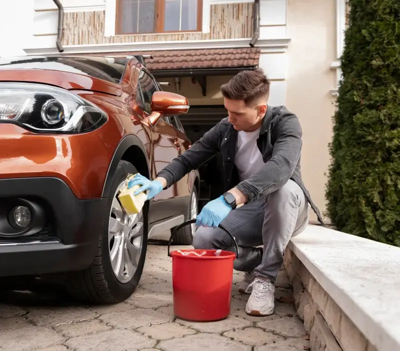 Lavage auto à domicile Châteaulin : professionnel intervenant sur un véhicule